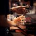 Bartender Membuat Kopi