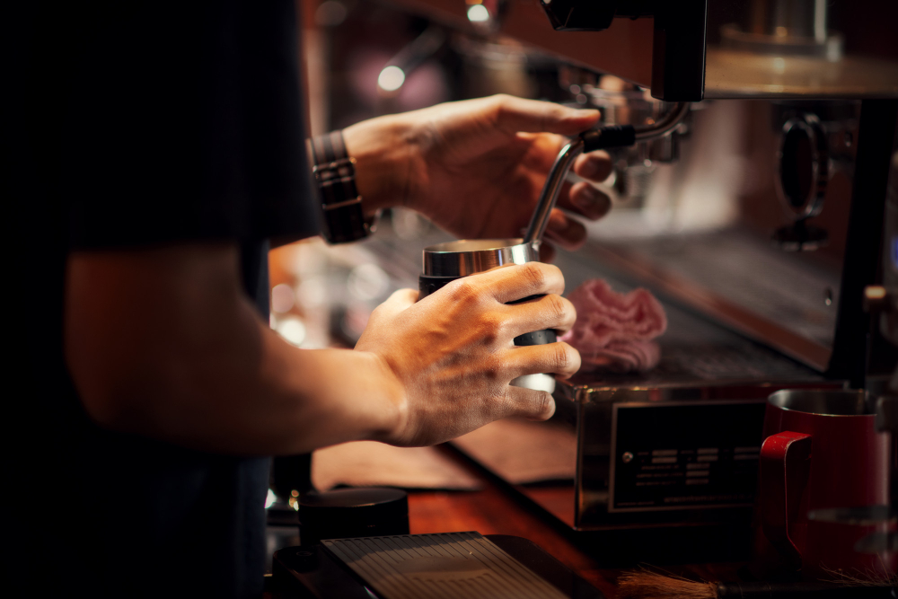 Bartender Membuat Kopi