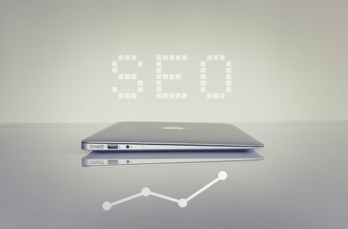 laptop ditutup dengan tulisan SEO di atasnya